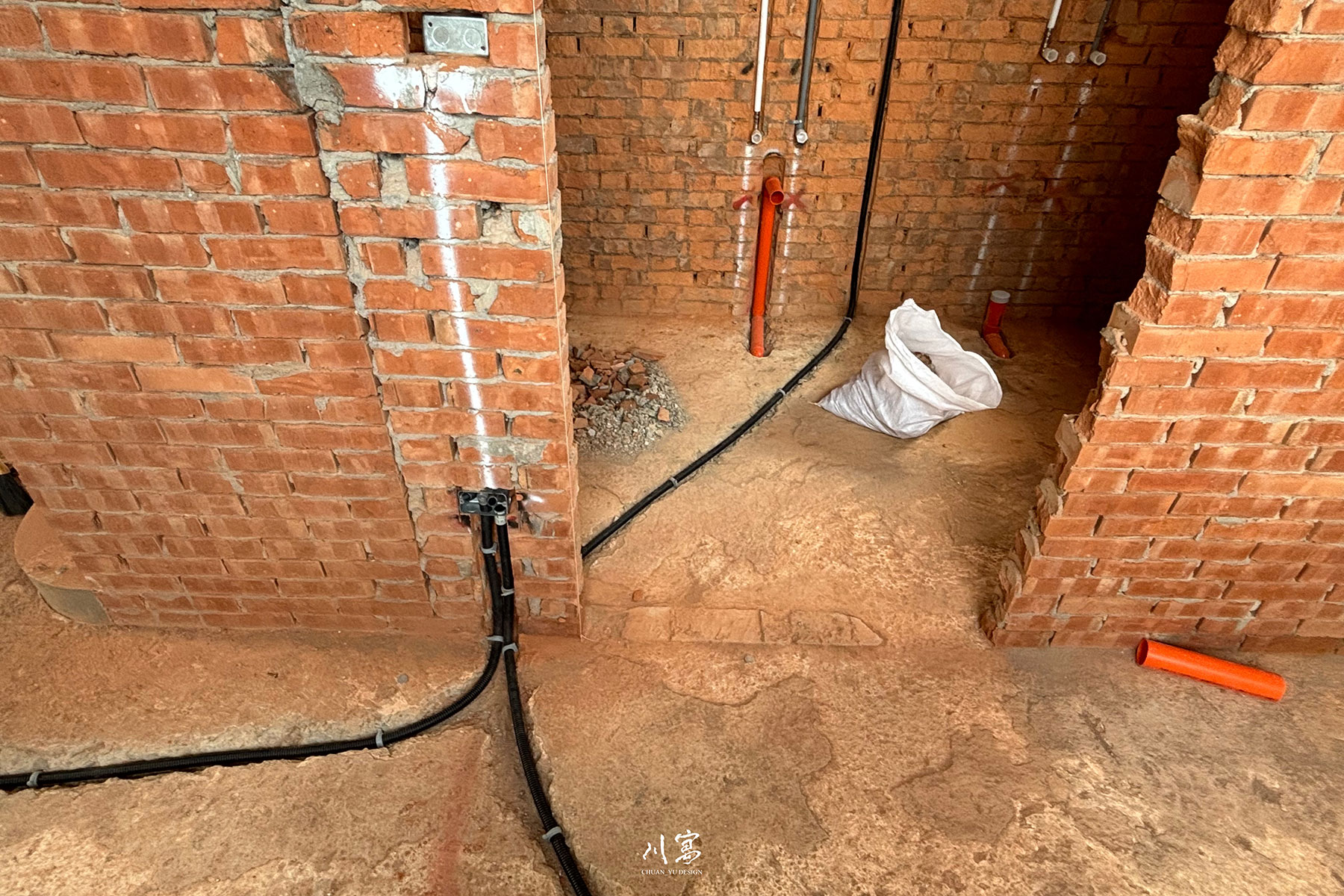 老屋基礎工程施工，地面刨除並重新配置全新的水電管線，確保老宅用電安全與排水順暢。