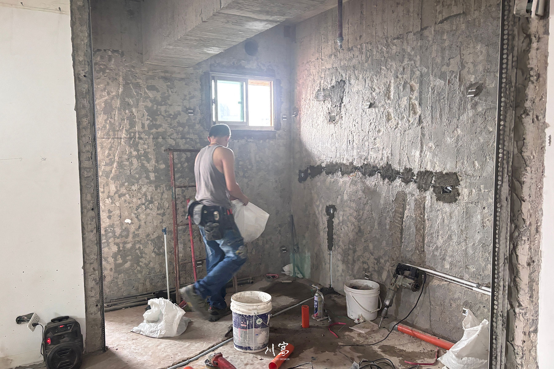 廚房空間拆除後的基礎工程，專業技術人員進行全新水電管線配置，並依現代高負載用電需求調整迴路。