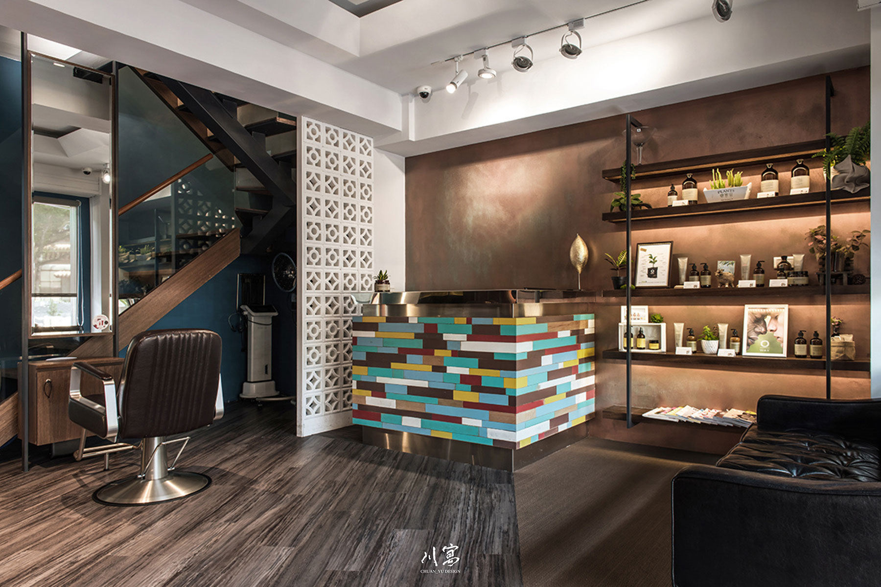 彩色拼貼磚櫃檯搭配木頭與鐵件展示架，成為空間中最具識別度的視覺焦點