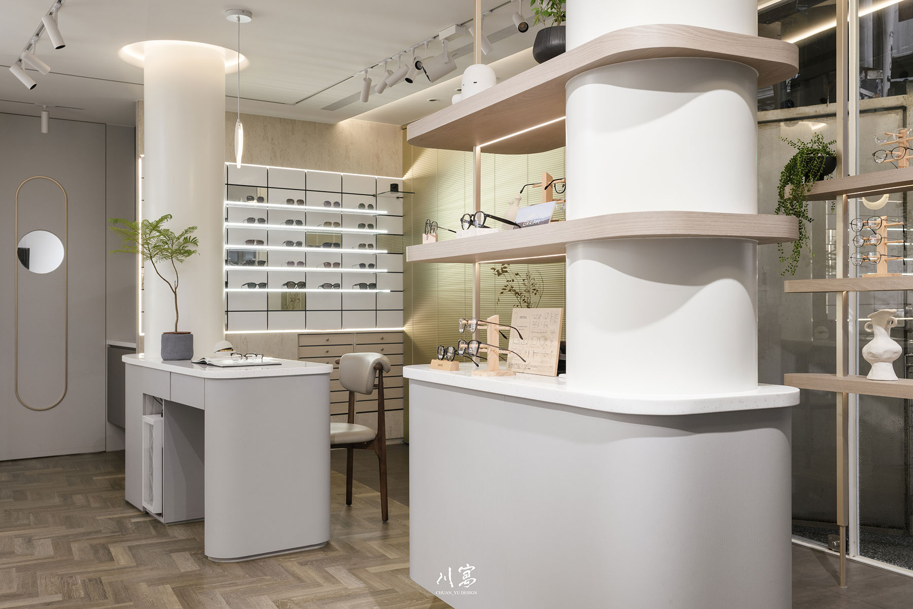 弧形展示架與櫃體，讓空間元素充滿一致性與延伸性
