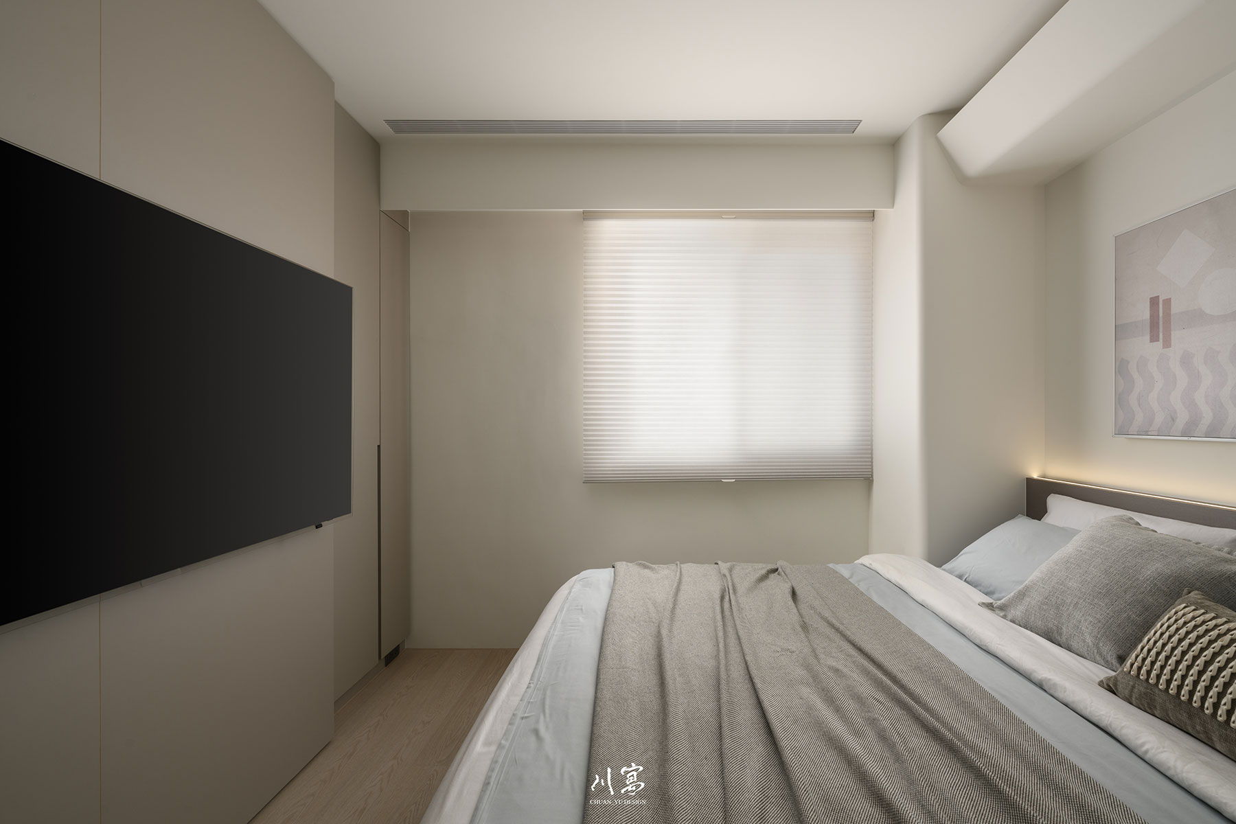 主臥面對窗戶視角，自然光與溫潤材質交織，回歸純粹放鬆的生活節奏