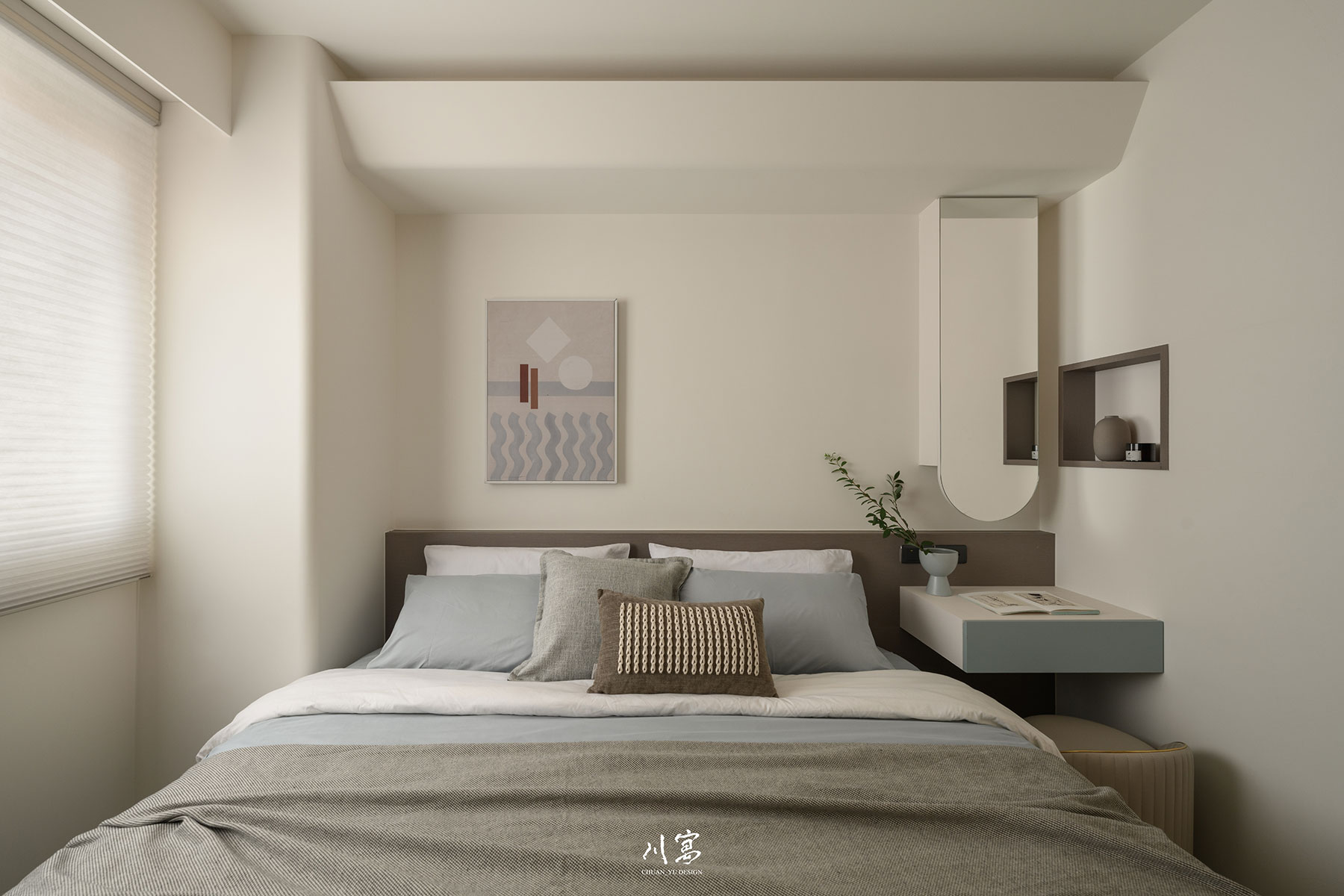 主臥面向床鋪的視角，弧形天花設計與精緻小巧化妝台呈現細膩空間層次與溫暖質感
