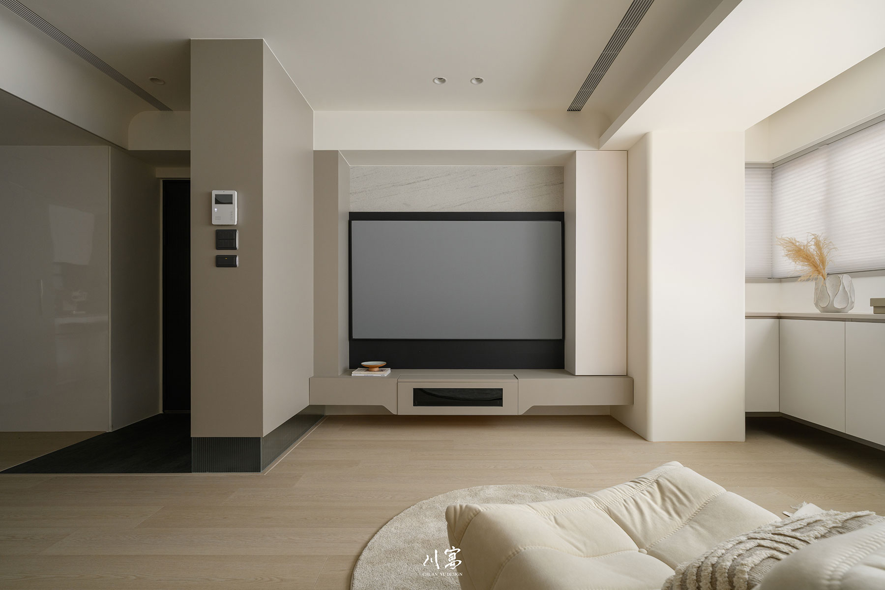 客廳空間設計，以溫潤木質為主軸，自然光映照出沉穩柔和的生活氛圍