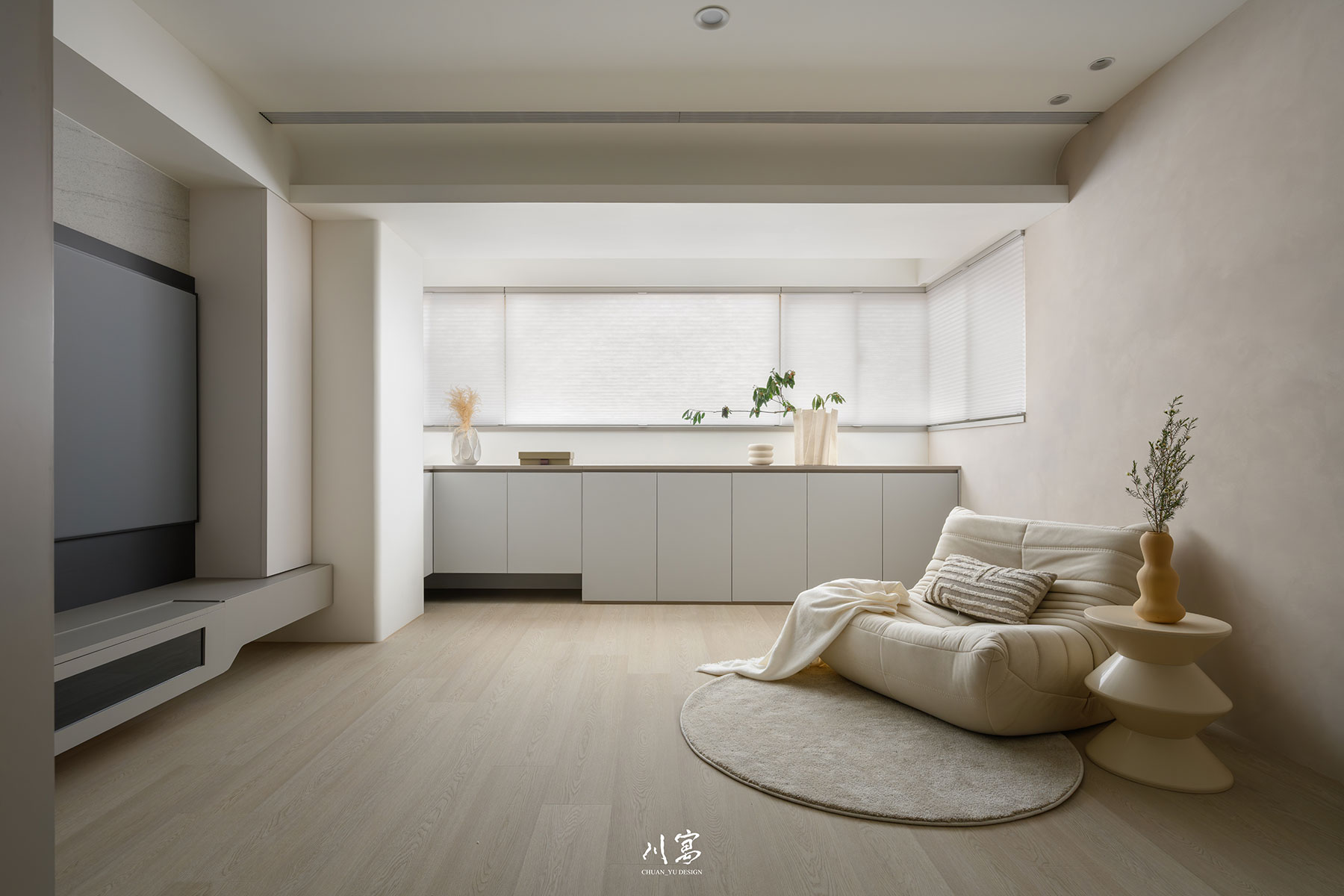 客廳視角，採光充足，木質與暖色調營造舒適沉穩氛圍