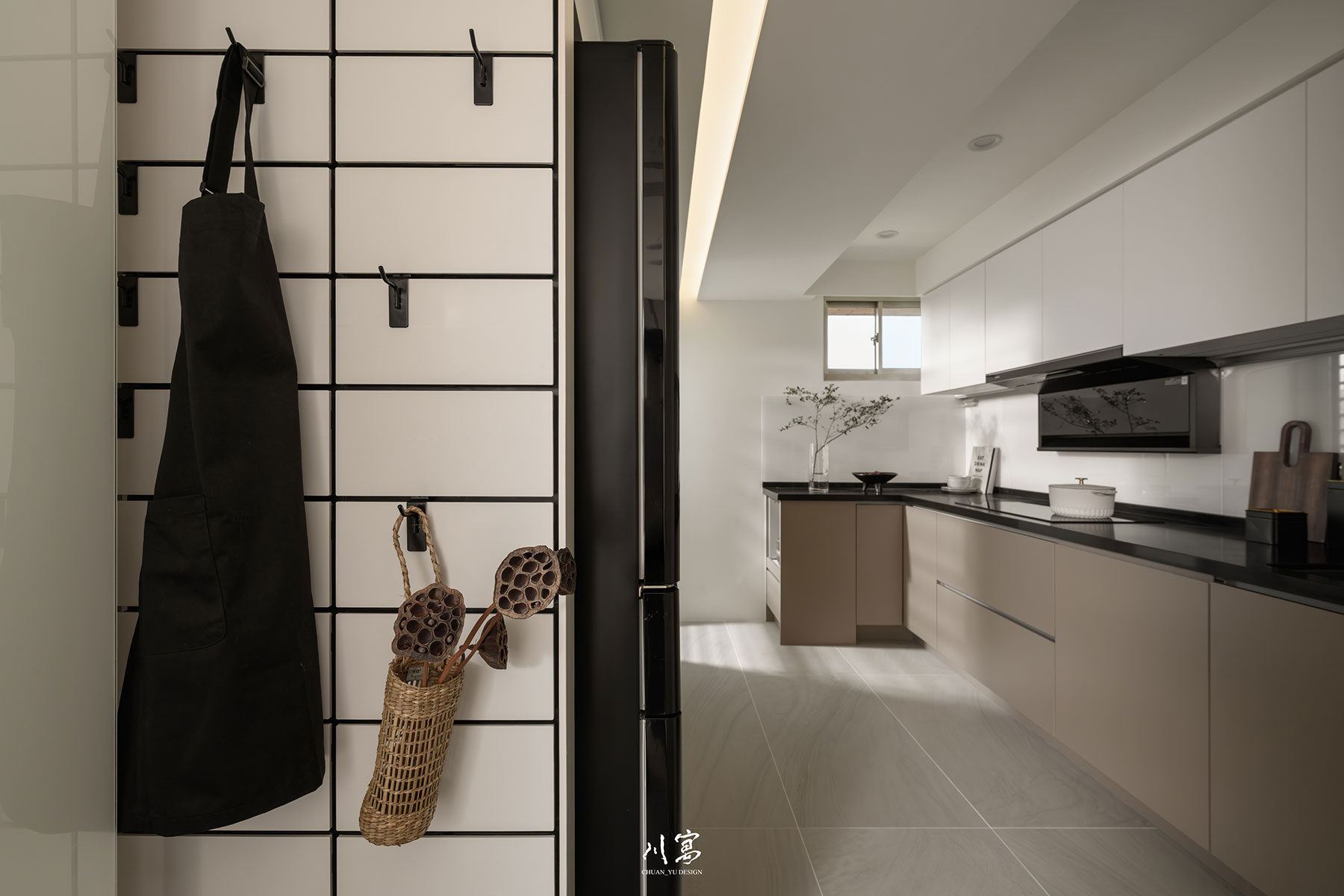 廚房空間設計，奶茶色櫃體搭配簡約線條，實用機能融入溫潤質感