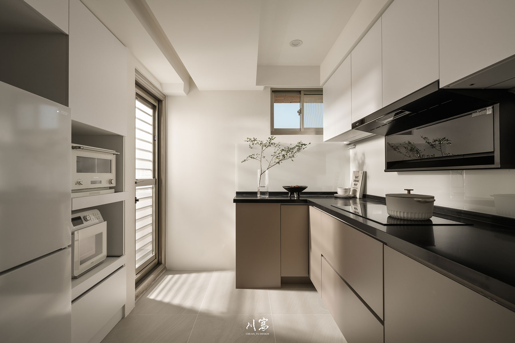 廚房配置，增加電器櫃空間，兼顧收納功能與溫潤質感