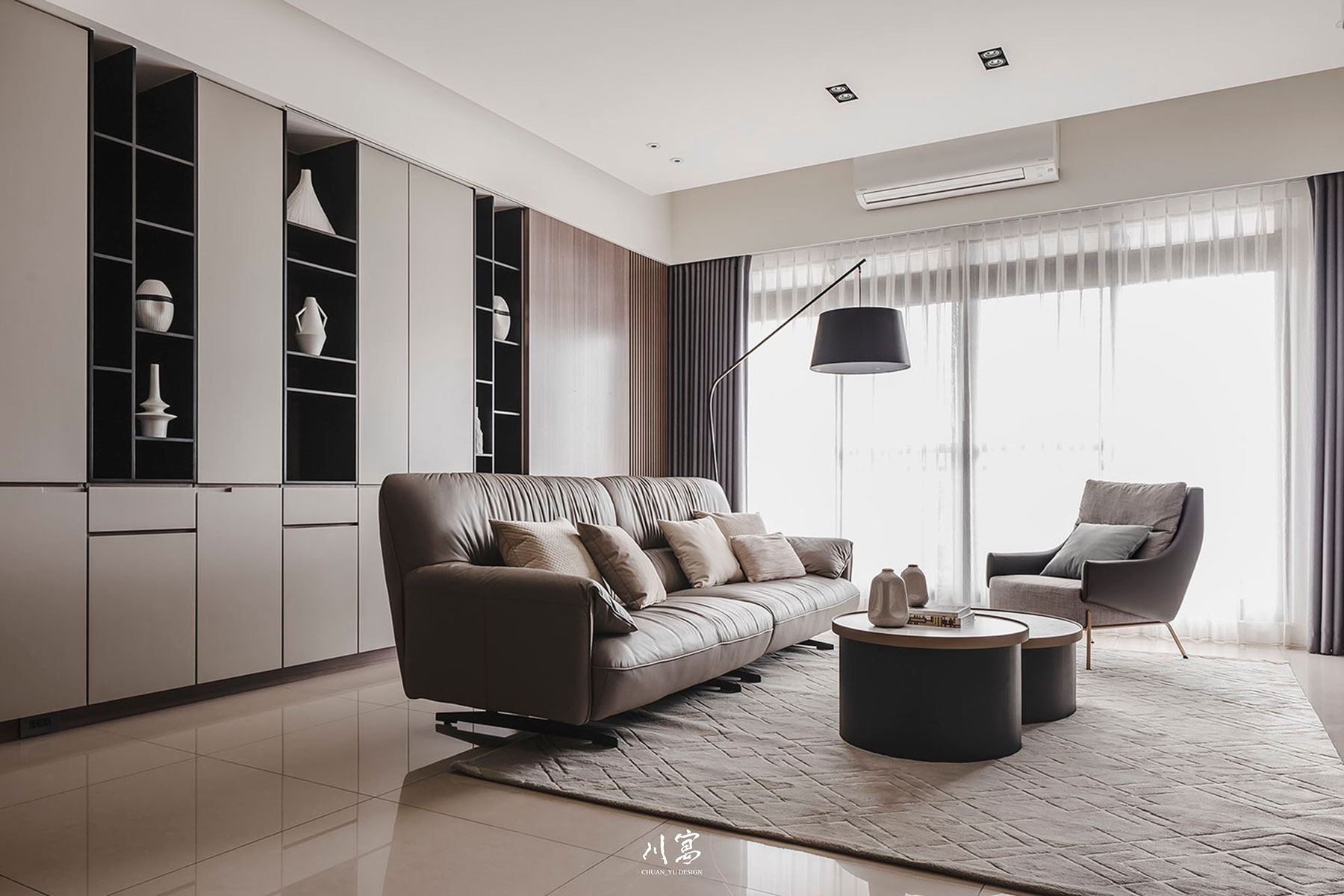 客廳空間設計，深色家具搭配鐵件與玻璃元素，白色地坪與牆面營造冷調沉穩氛圍