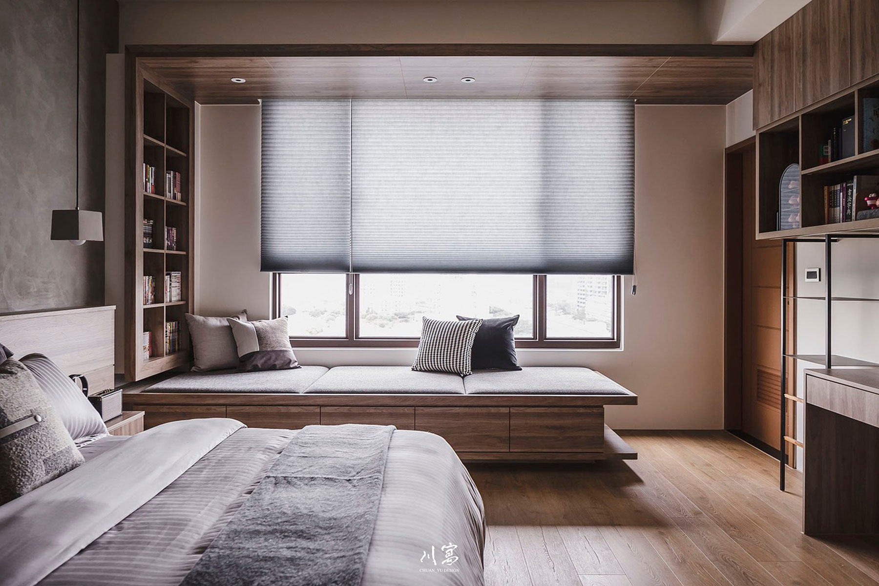 臥房空間設計，深色木質搭配黑鐵件與灰色藝術塗料，窗邊臥榻增添個性與機能