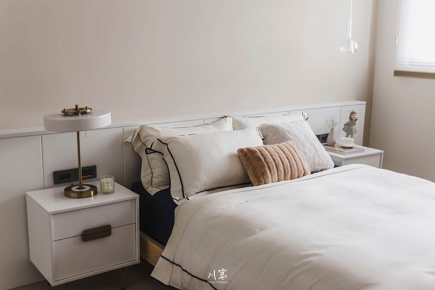 臥房空間設計，白色與淺木色搭配，呈現明亮整潔的北歐風生活氛圍