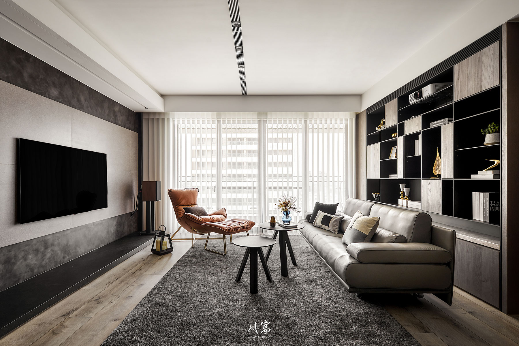 客廳空間設計，弧形電視牆搭配間接照明與灰色地毯，落地窗引入充足自然光