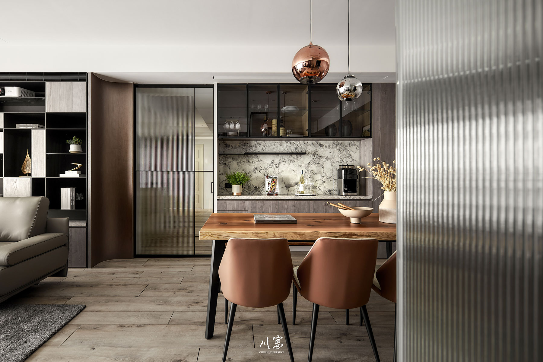 餐廳空間與餐邊櫃展示，咖啡色木質櫃體搭配黑色鐵件與黑色玻璃置物格，中間白色大理石紋理增添精緻感