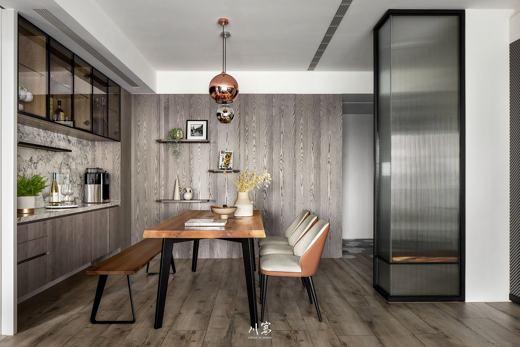 餐廳空間設計，木質餐桌搭配黑色桌腳，長凳與單椅混搭呈現現代工業風